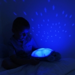 Cloud B Twinkling Twilight Turtle nočná lampa s melódiou modrá korytnačka