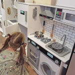 Derrson drevená kuchynka XXL interaktívna biela s práčkou a chladničkou